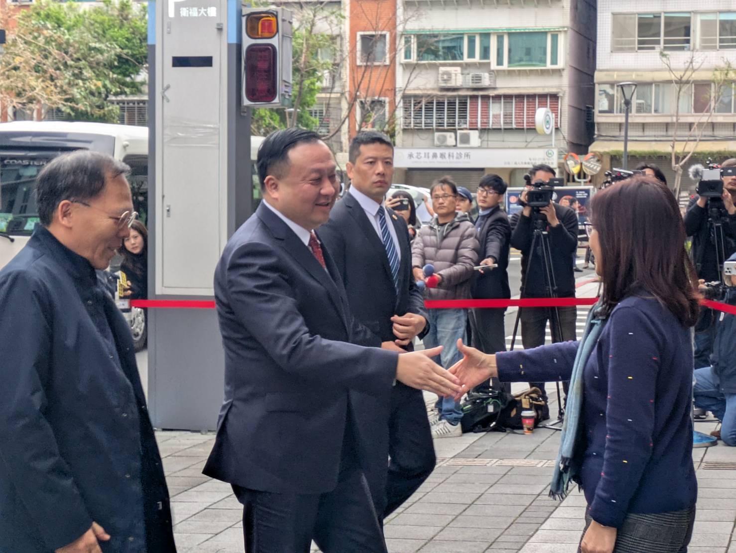 台北市副市長林奕華（右）接待上海副市長華源（左），雙方握手致意。圖/高祿攝影