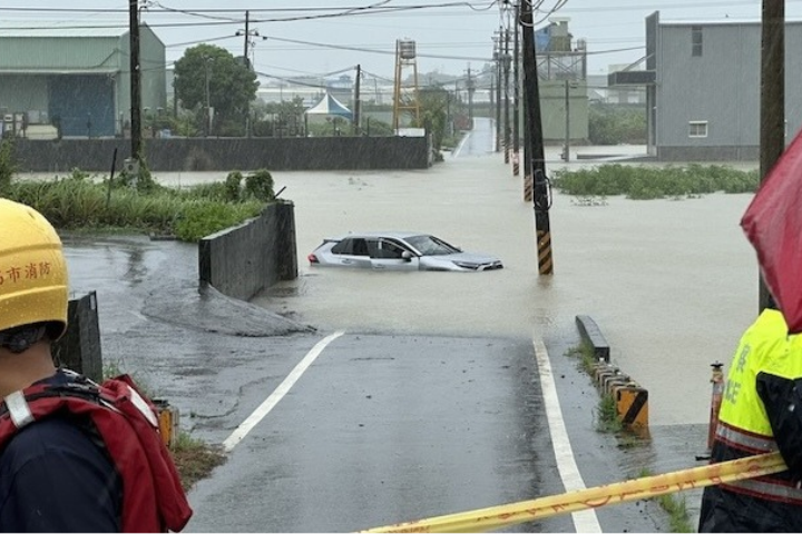 高雄豪雨「車輛險滅頂」！梓官淹到腰、愛河之心遭水吞　陳其邁臉書遭灌爆