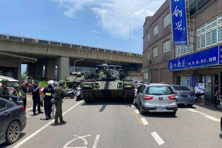 漢光演習事故再加一　勇虎戰車桃園市區跨越中線擦撞轎車