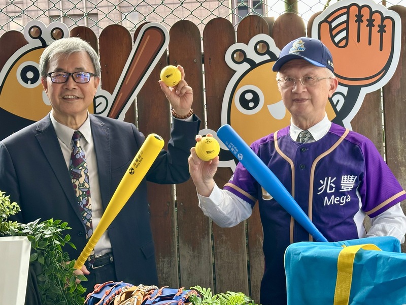 教育部長鄭英耀（左）公開表示，不鼓勵，甚至是禁止、反對台灣學生到大陸進行國際交流。圖/中央社