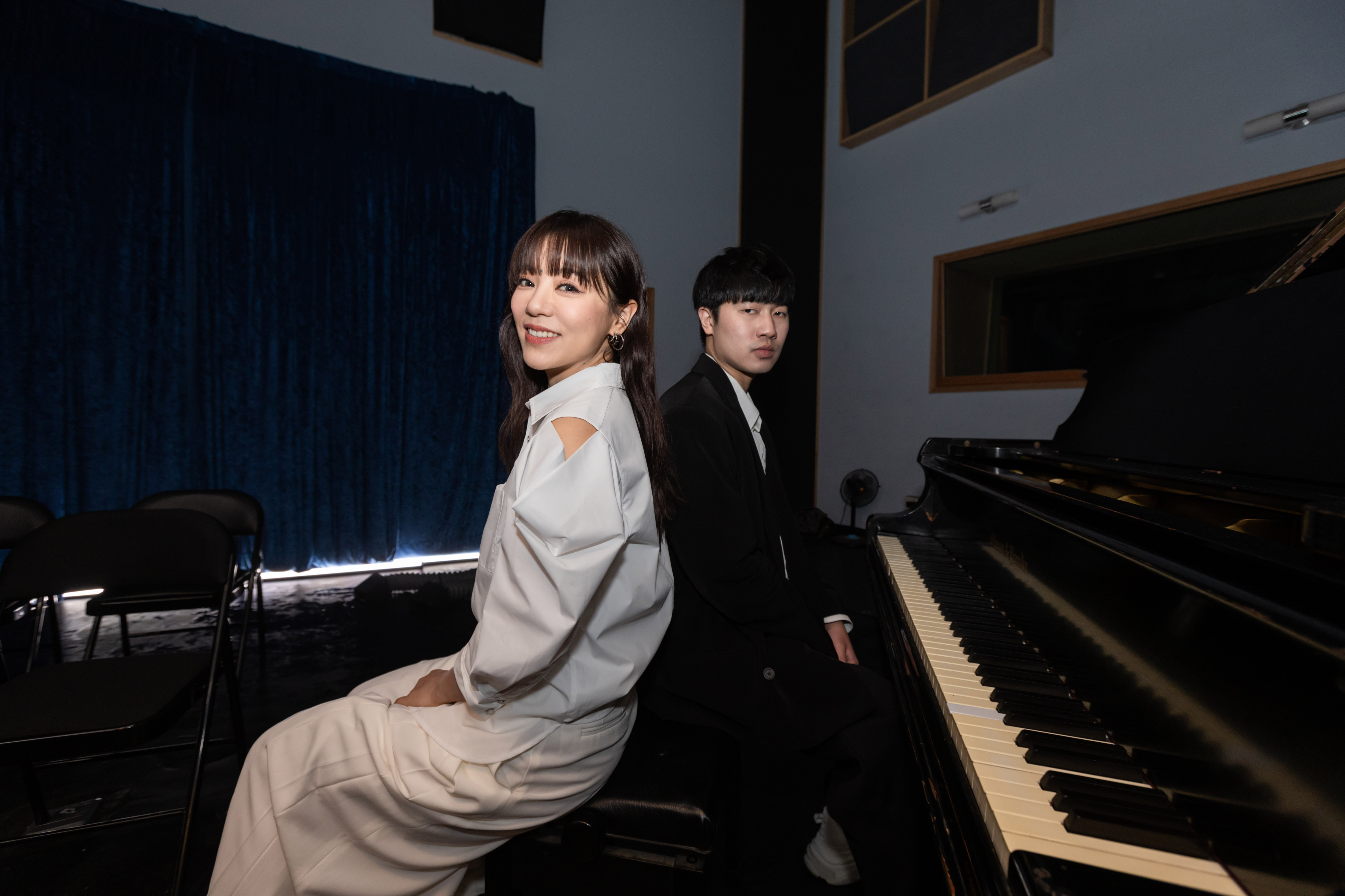 丁噹〈跟自己說晚安〉MV由金曲客語入圍者彭柏邑友情客串鋼琴手。圖/相信音樂提供