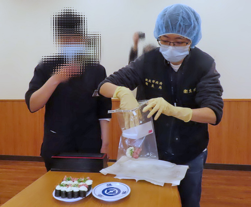 藏壽司新店威秀裕隆店有疑似食物中毒的通報，衛生局隨即前往該店稽查。圖/中央社