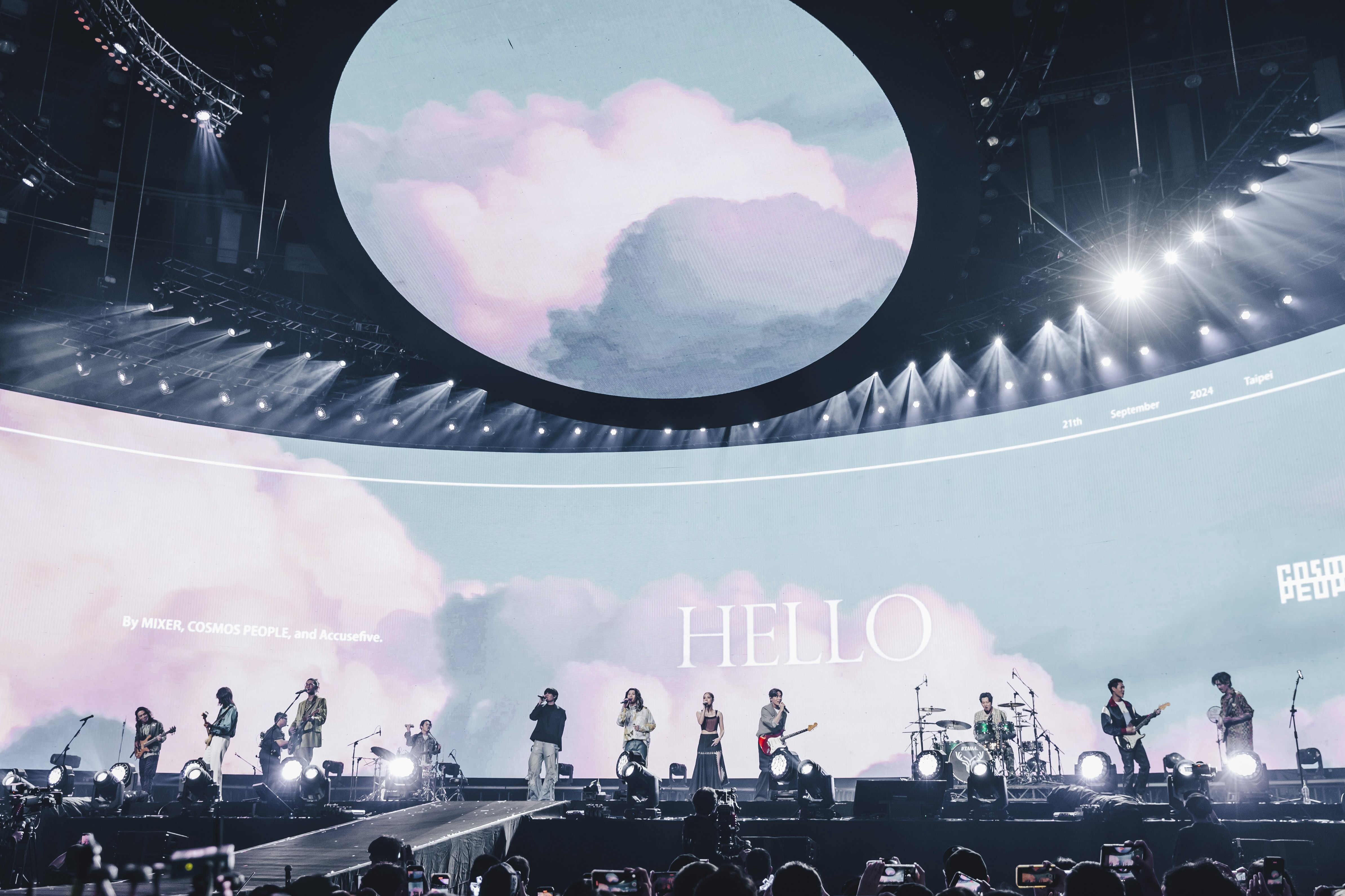 三「金」樂團麋先生、告五人、宇宙人共演麋先生經典曲目〈Hello〉。圖/相信音樂提供