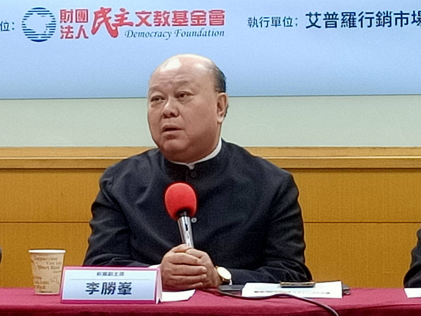 新黨副主席李勝峯29日表示，民進黨拚命說國民黨主席鄭麗文訪陸訪美「失敗」，但民調結果顯示國民黨要嘛平手、要嘛領先，顯示民進黨攻擊無效。圖/記者簡立欣攝