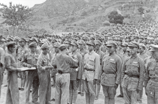 胡宗南檢閱學生軍，對國家忠義的軍容，甚為浩大。圖/沈春池文教基金會提供