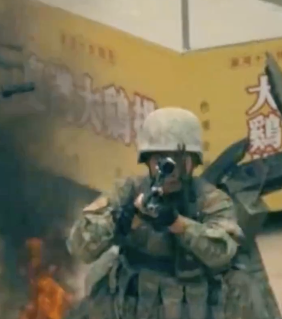 攤車的招牌上寫著「大鷄排」三字，其中「鷄」字實為繁體字「雞」的異體字。圖/擷自央視影片