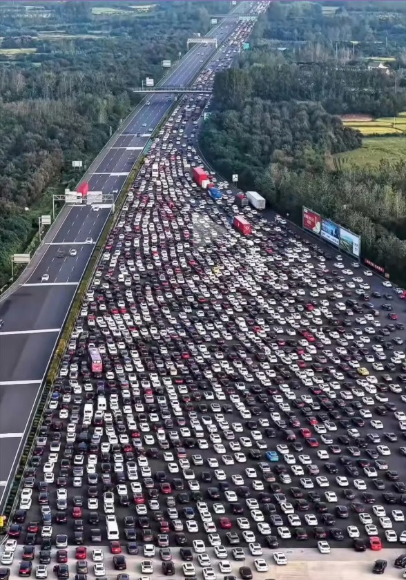吳莊收費站迎來國慶中秋假期返程高峰,雙向36個車道全開仍被中西部前往江浙滬的返程車流擠滿。圖/取自微博