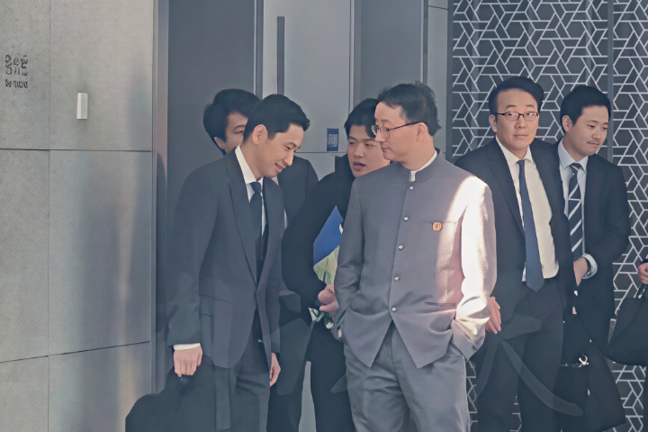 插口袋俯視日本官員的劉勁松將接掌陸駐澳大使　澳媒憂中方對澳政策轉強硬
