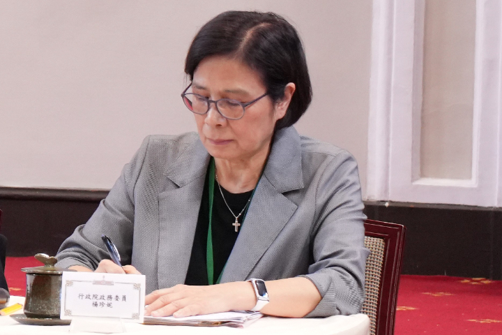 作為台美談判的核心人物，楊珍妮在記者會中全程低頭抄筆記，未就談判細節說明。圖/記者陳思豪攝