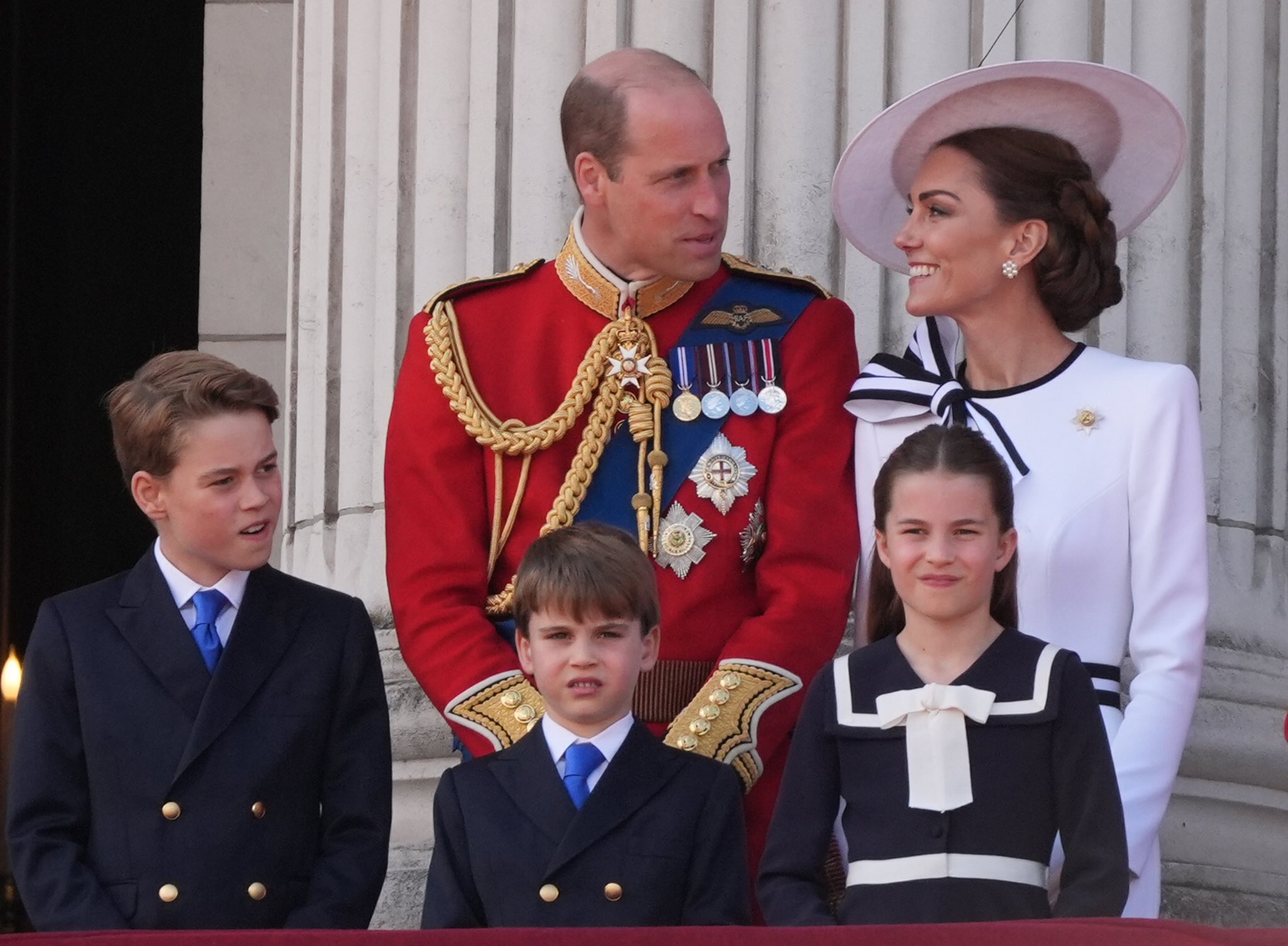 凱特王妃與威廉王子一家在白金漢宮的陽台上接受歡呼。圖/取自The Royal Family @RoyalFamily