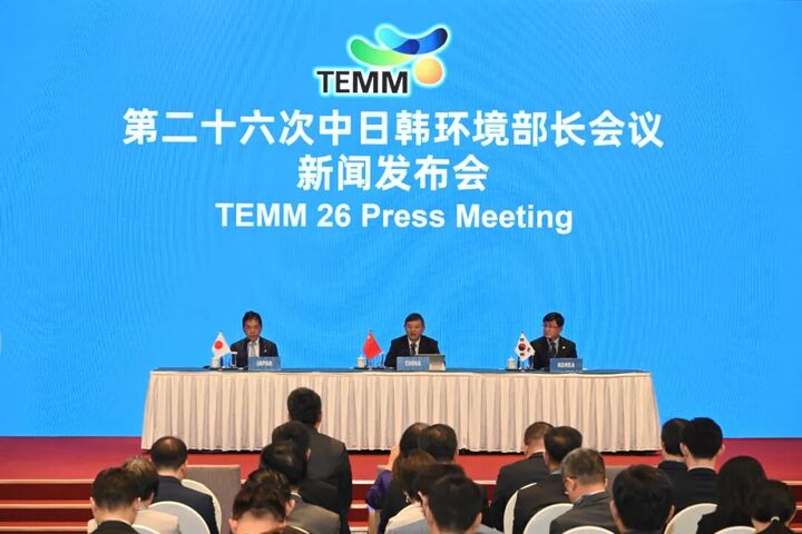 第26屆韓中日環境部長會議（TEMM26）後韓國環境部長金成煥（右起）、中國生態環境部長黃潤秋和日本環境部長淺尾慶一郎簽署了聯合協議。圖/取自中國生態環境部官方網站