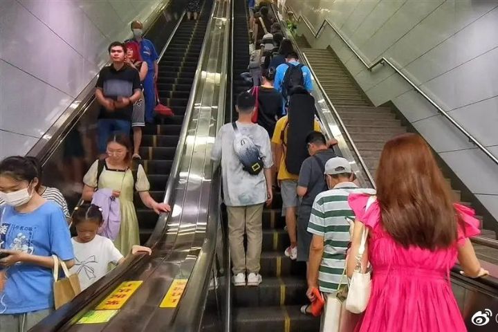 「好習慣」不安全？上海判例示警 大陸搭電扶梯不再提倡「左行右立」