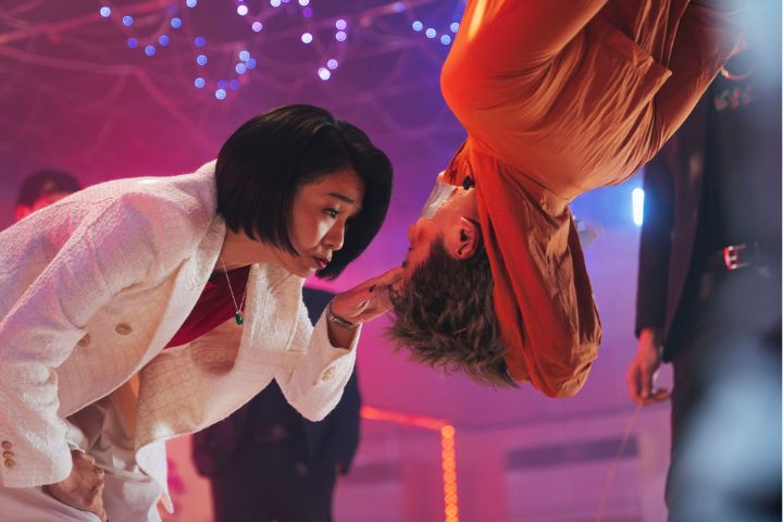 陳雪甄(左)安排陳澤耀(右)走後門入監所任職「賣身還債」。圖/愛奇藝國際版、壹壹影業提供