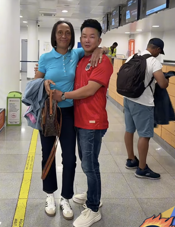 在溫州商人林杰(右)的幫助下,沃齊尼亞母親(左)順利取得赴美簽證,隨即搭機飛往美國邁阿密。圖/取自橙新聞影片