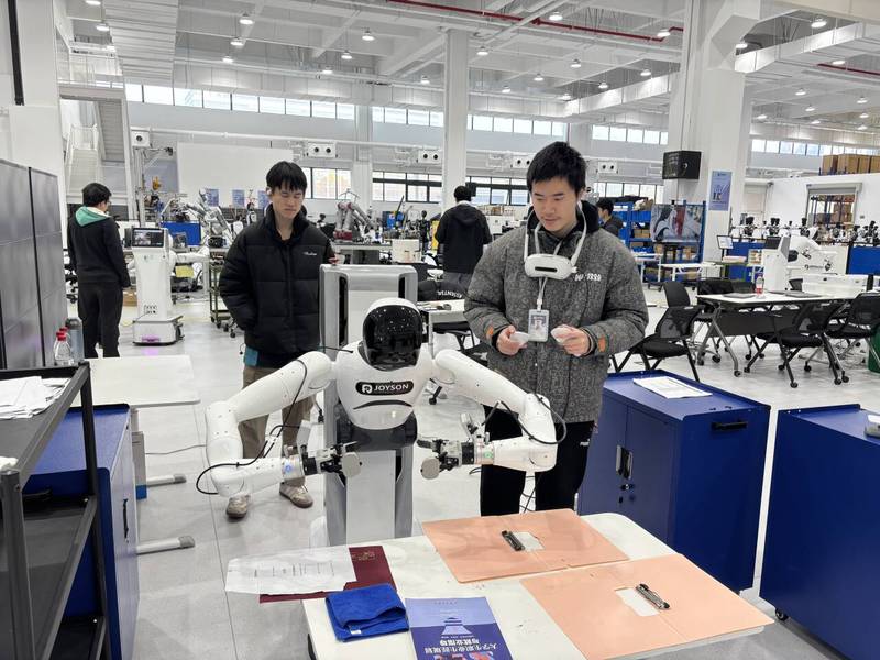 不止杭州，大陸各省各地多的是學生開始研習人工智慧及機器人專業。圖為浙江工商職技學院訂單班學生在調試機器人。圖／取自浙江工商職技學院 