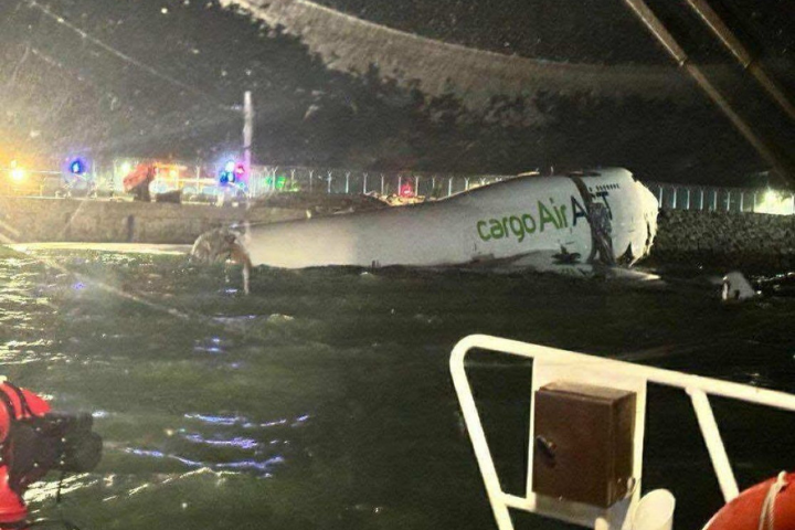 杜拜貨機降落香港機場衝出跑道墜海　2名地勤人員喪命