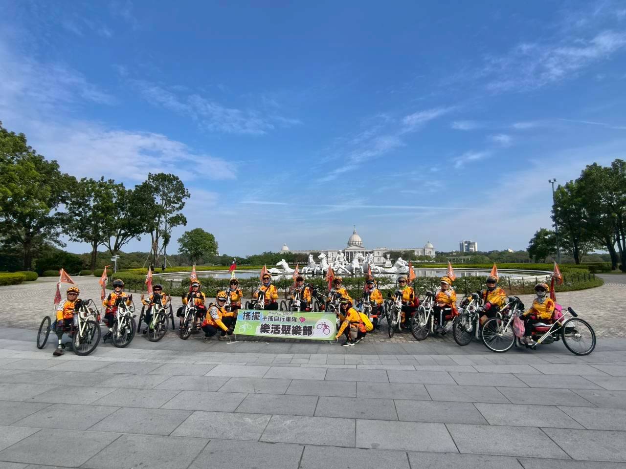 搖擺車隊在奇美博物館前合影。圖/記者衣冠城攝