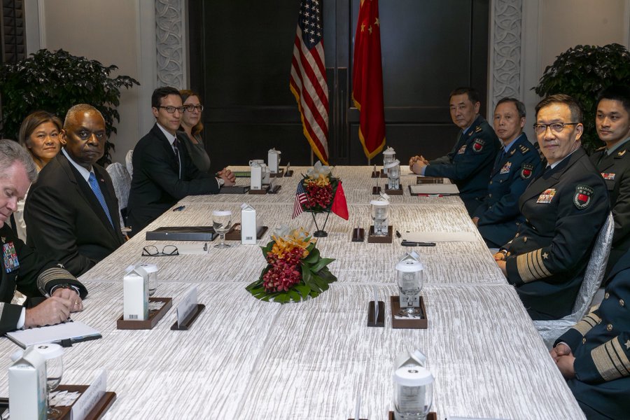大陸國防部長董軍（右一）在香格里拉飯店與美國國防部長奧斯汀（左二）進行雙邊會談，這是兩國兩年來首次防長實體會面。圖/取自Secretary of Defense Lloyd J. Austin III   @SecDef
