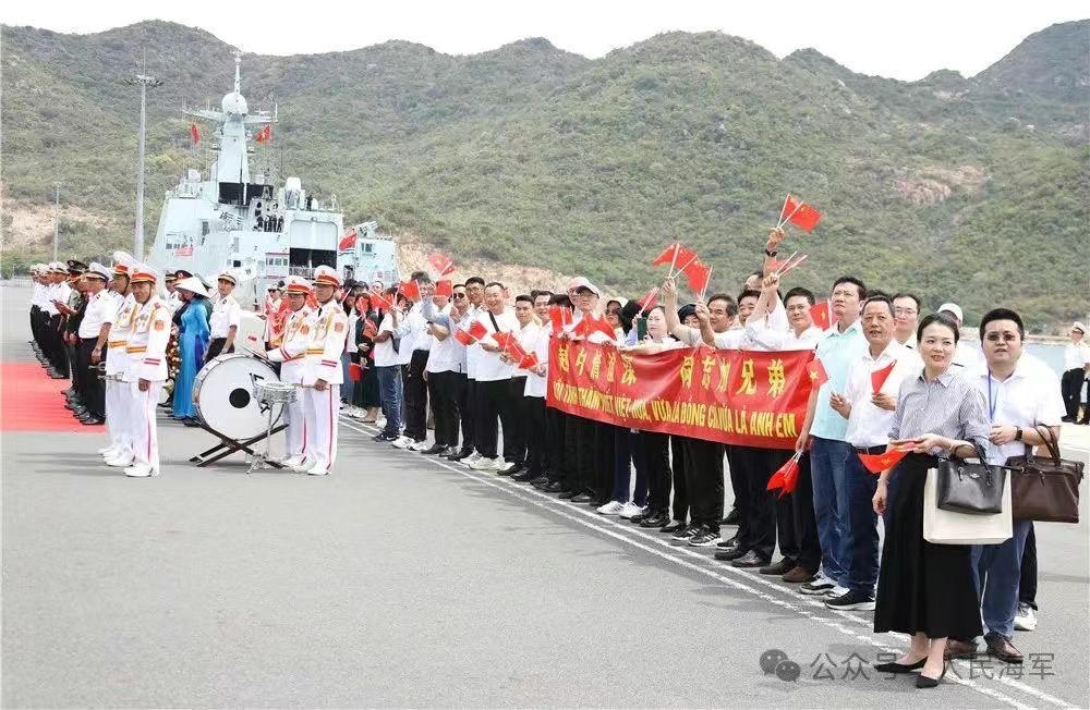 越南金蘭港碼頭歡迎儀式現場。圖/取自大陸人民海軍微信公眾號