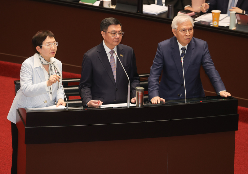 立法院新會期20日開議，行政院長卓榮泰（中）、中央銀行總裁楊金龍（右）、財政部長莊翠雲（左）接受立委質詢。圖/中央社