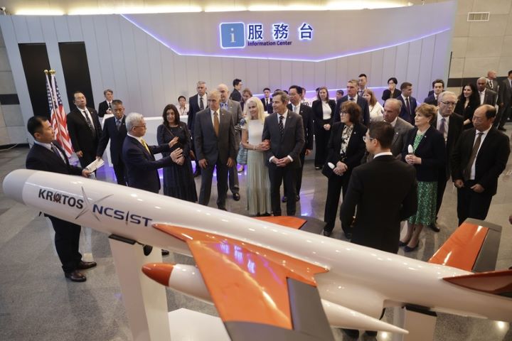 美國聯邦參院跨黨派訪團30日訪台，下午參訪國家中山科學研究院，在中科院人員導覽下了解勁蜂Ⅳ型攻擊無人機等產品。圖/中央社