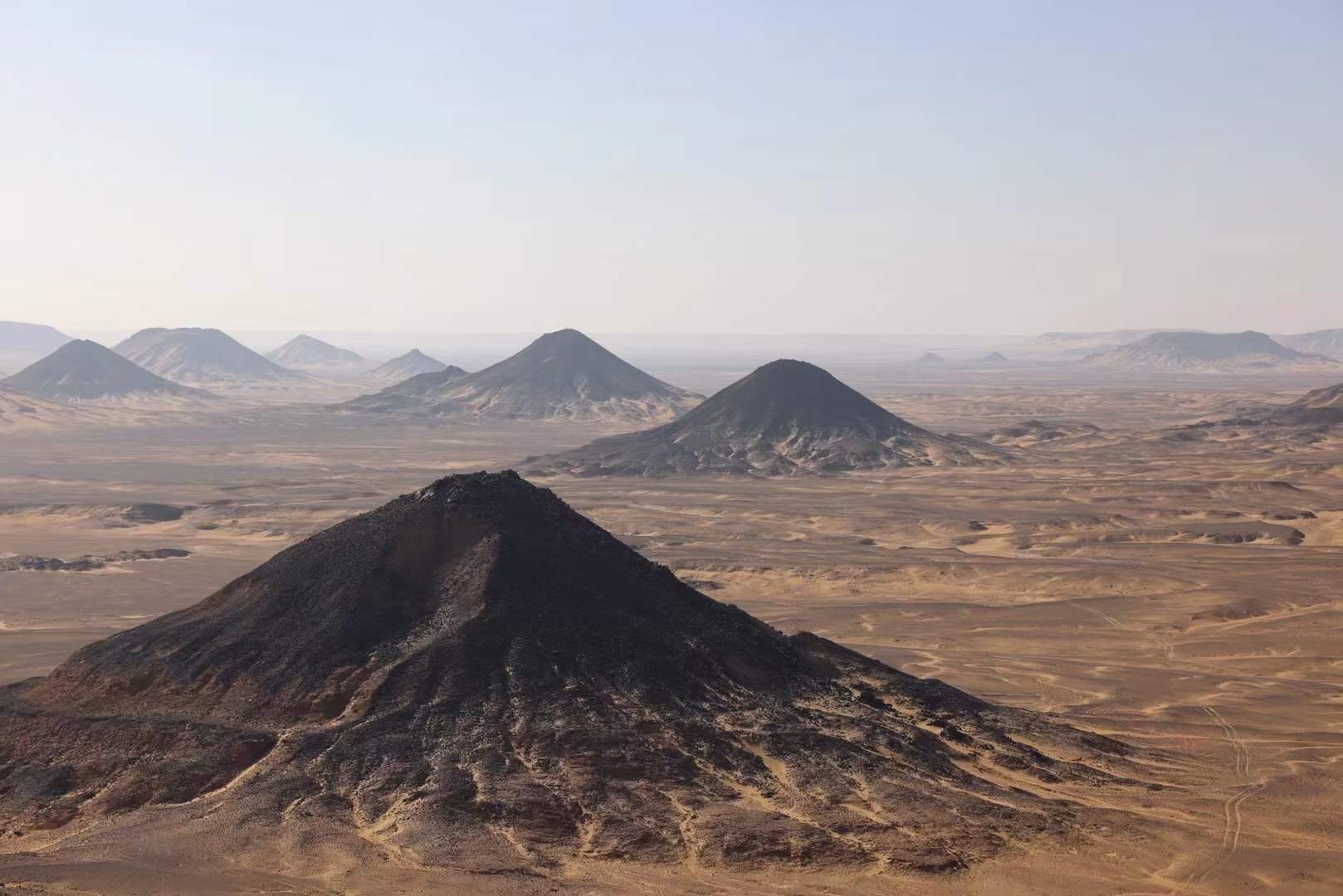 黑沙漠是因火山爆發後散落的黑色顆粒而聞名。圖／施婉婷提供