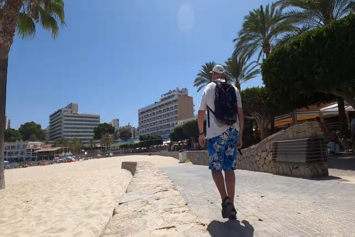 連續熱浪使得西班牙多個度假勝地乏人問津。圖/取自Loving Life Mallorca《YouTube》頻道