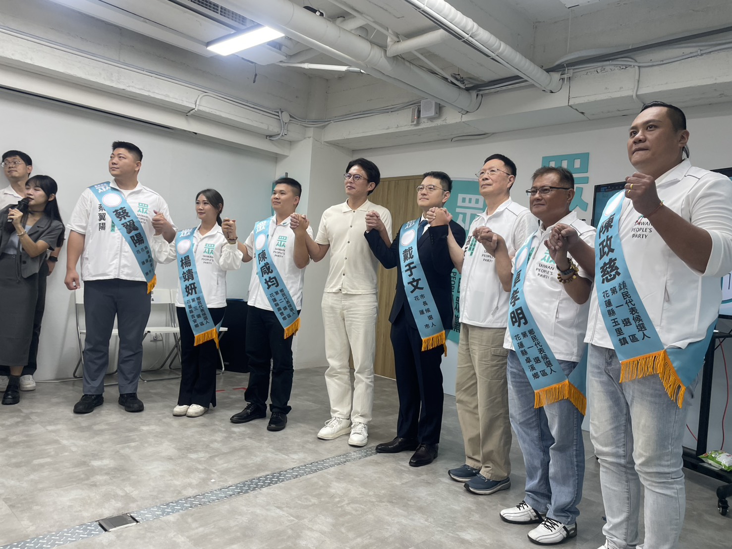 台灣民眾黨15日召開「新花蓮新政治」徵召記者會，正式宣布由前台北市政府發言人戴于文（右４）代表民眾黨投入花蓮市長選戰。圖/記者洪子苓攝