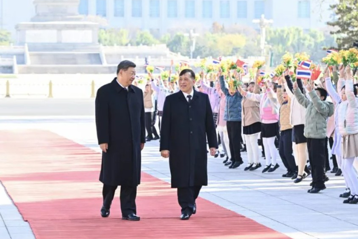 習近平上午在人民大會堂東門外廣場為瓦吉拉隆功舉行歡迎儀式。圖/取自新華社