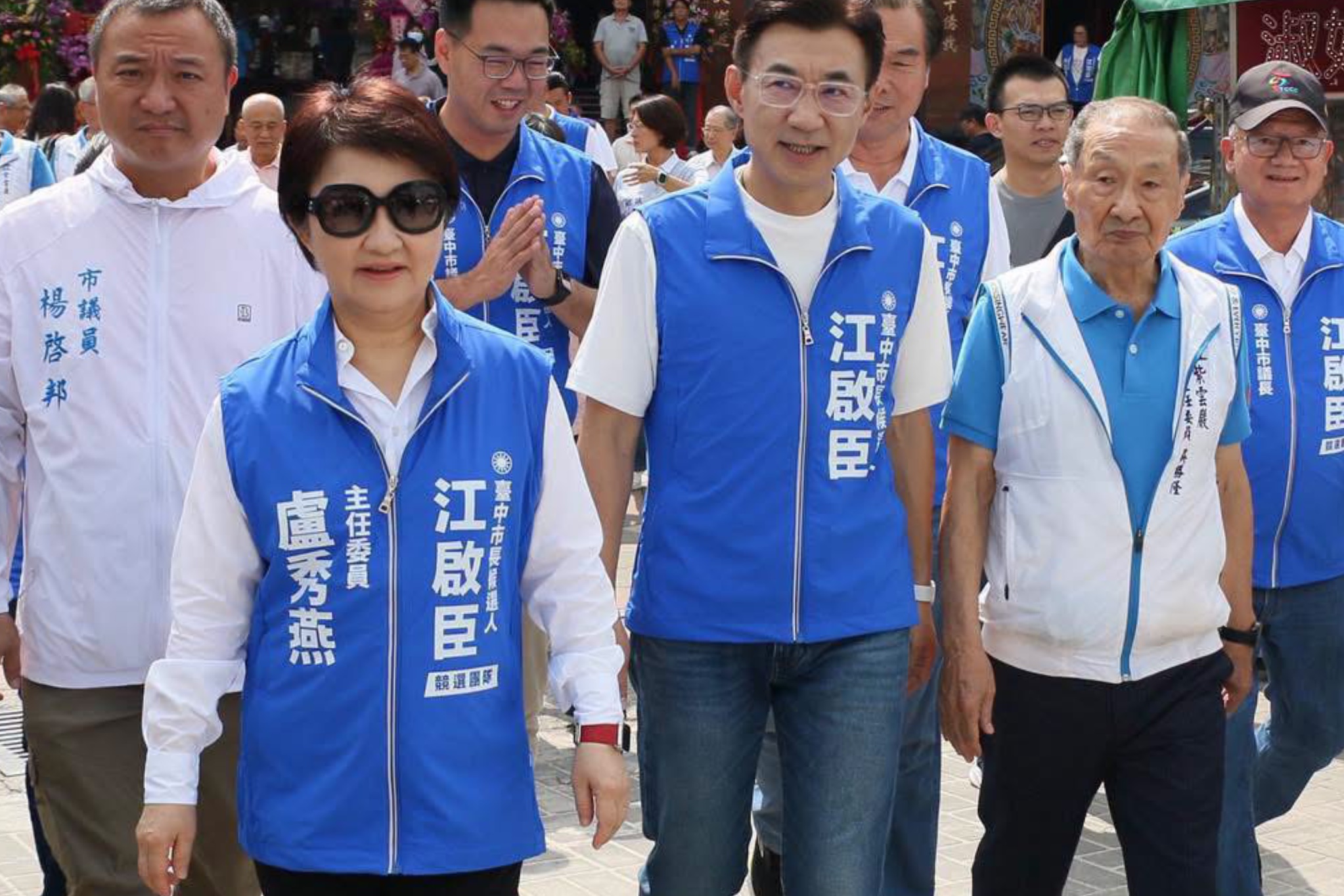 將代表國民黨參選台中市長的立法院副院長江啟臣(右)2日將首場問政說明會選在台中市長盧秀燕(左)8年前參選的起跑點,也就是清水紫雲巖。圖/取自江啟臣臉書