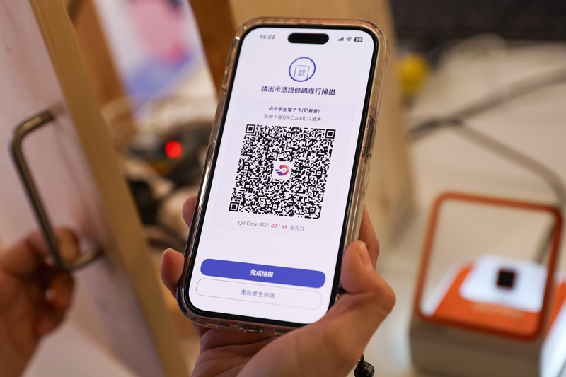 數發部17日在台北舉行數位憑證皮夾試營運暨應用體驗記者會,展示數位憑證皮夾如何提供更高效的身分驗證方式。圖/中央社