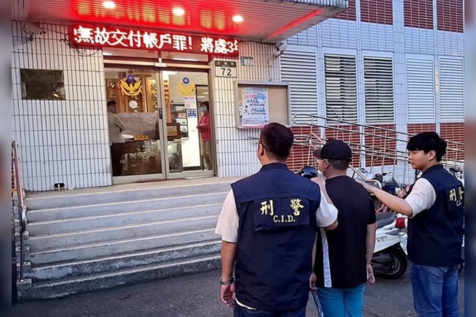 新北市動物保護處表示，警方昨日已將涉虐待家貓的軍人帶回警局製作筆錄。圖/中央社