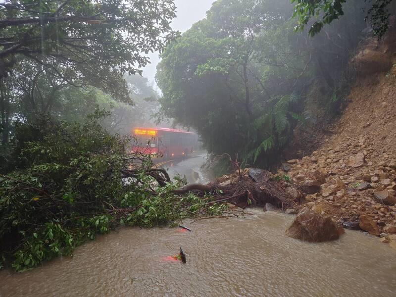 北投區陽金公路過馬槽橋出現土石坍方目前雙向無法通行，新工處獲報已派員到場處理。圖/中央社