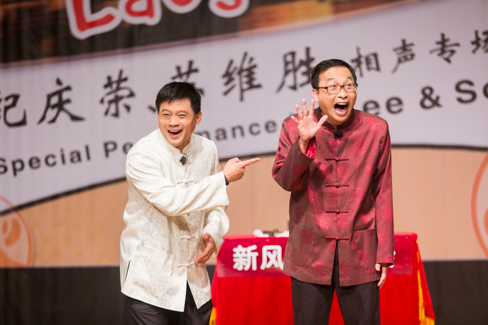 新加坡紀慶榮（左）、馬來西亞蘇維勝進行相聲演出。圖/台北曲藝團提供