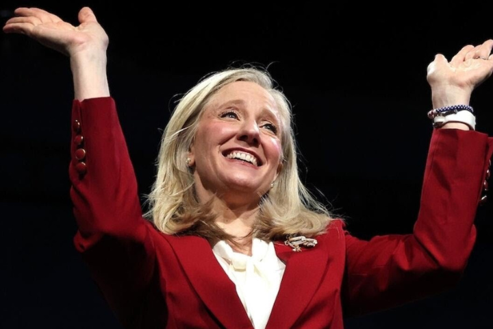 斯潘伯格輕鬆勝出，成為維吉尼亞州首位女性州長。圖/翻攝自CBS News YouTube頻道