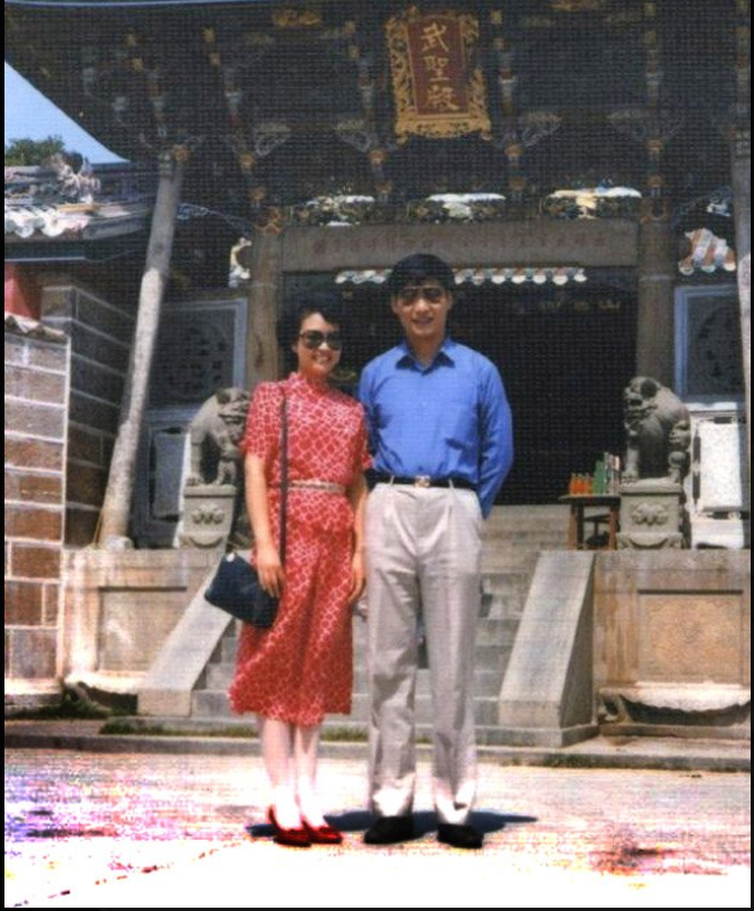 1987年,習近平與妻子彭麗媛於東山島關帝廟前合影。圖/取自中國共產黨網