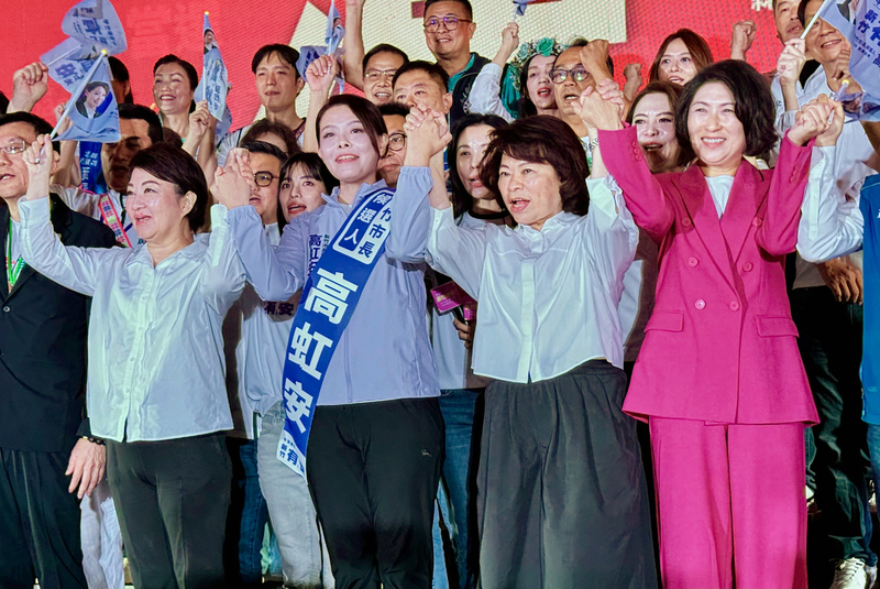 新竹市長高虹安（一排右3）18日成立競選總部暨後援會，國民黨籍台中市長盧秀燕（前左）、嘉義市長黃敏惠（前右2）、台東縣長饒慶鈴（右1）等人到場力挺。圖/中央社