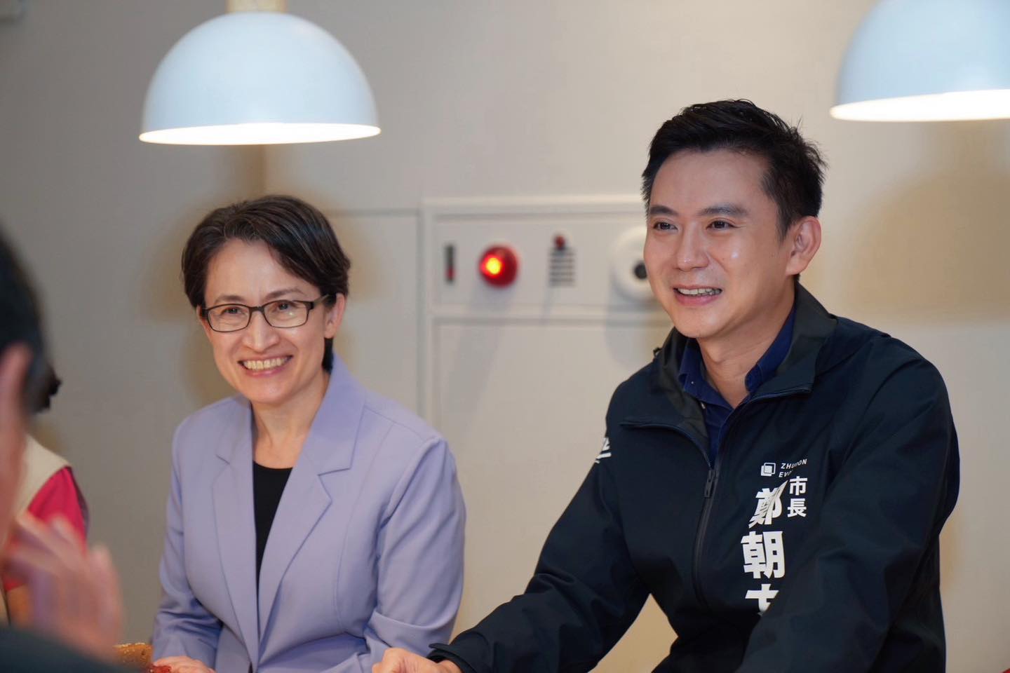 竹北市長鄭朝方(右)與副總統蕭美琴合影。圖/取自鄭朝方臉書