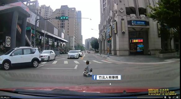 竹科慈雲路驚見男童騎玩具車街頭甩尾　