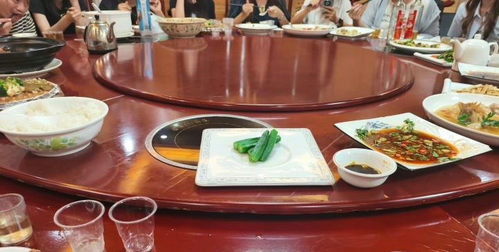 隨著大陸官方限制公務宴飲,加上企業經營模式及產業結構改變,相關消費場景受到影響。圖/取自暗淡的星星7微博