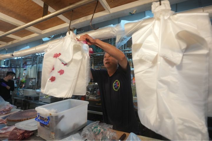 台北市北投中繼市場攤商表示做生意用的塑膠袋有比以往貴,但是還都買得到。圖/中央社