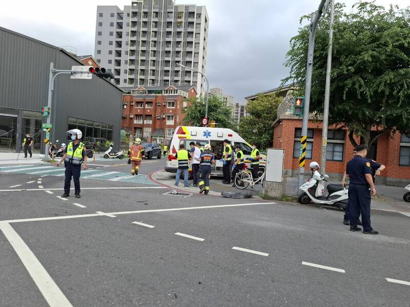 新北市三峽區國成街與國光街口19日下午發生重大車禍，1輛自小客車不明原因衝撞多名路人，造成多人受傷。 （翻攝畫面）圖／中央社