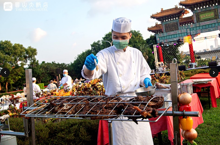 中秋烤肉不必動手，圓山主廚為您服務。圖/圓山飯店提供