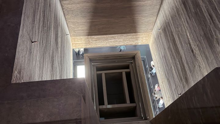   湖南省博以1:1比例複刻辛追墓坑，深達16公尺的結構讓人可以俯瞰整體墓葬布局。圖/記者陳素貞攝