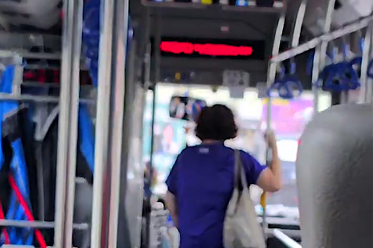 新北公車未停站爆口角　司機趴方向盤崩潰痛哭　引CNN關注