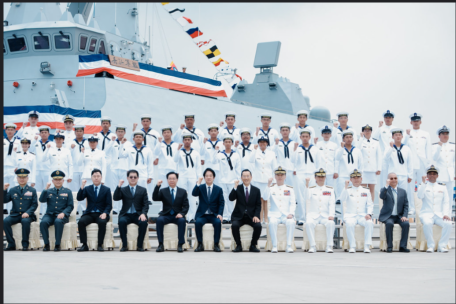 總統賴清德7月24日在高雄左營主持沱江級飛彈巡邏艦「丹江軍艦」成軍典禮。圖/取自總統府