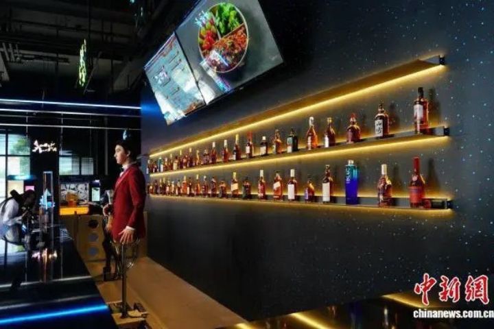 融合餐飲與科技體驗的「機器人焰究所」主題餐廳。圖/取自中新網