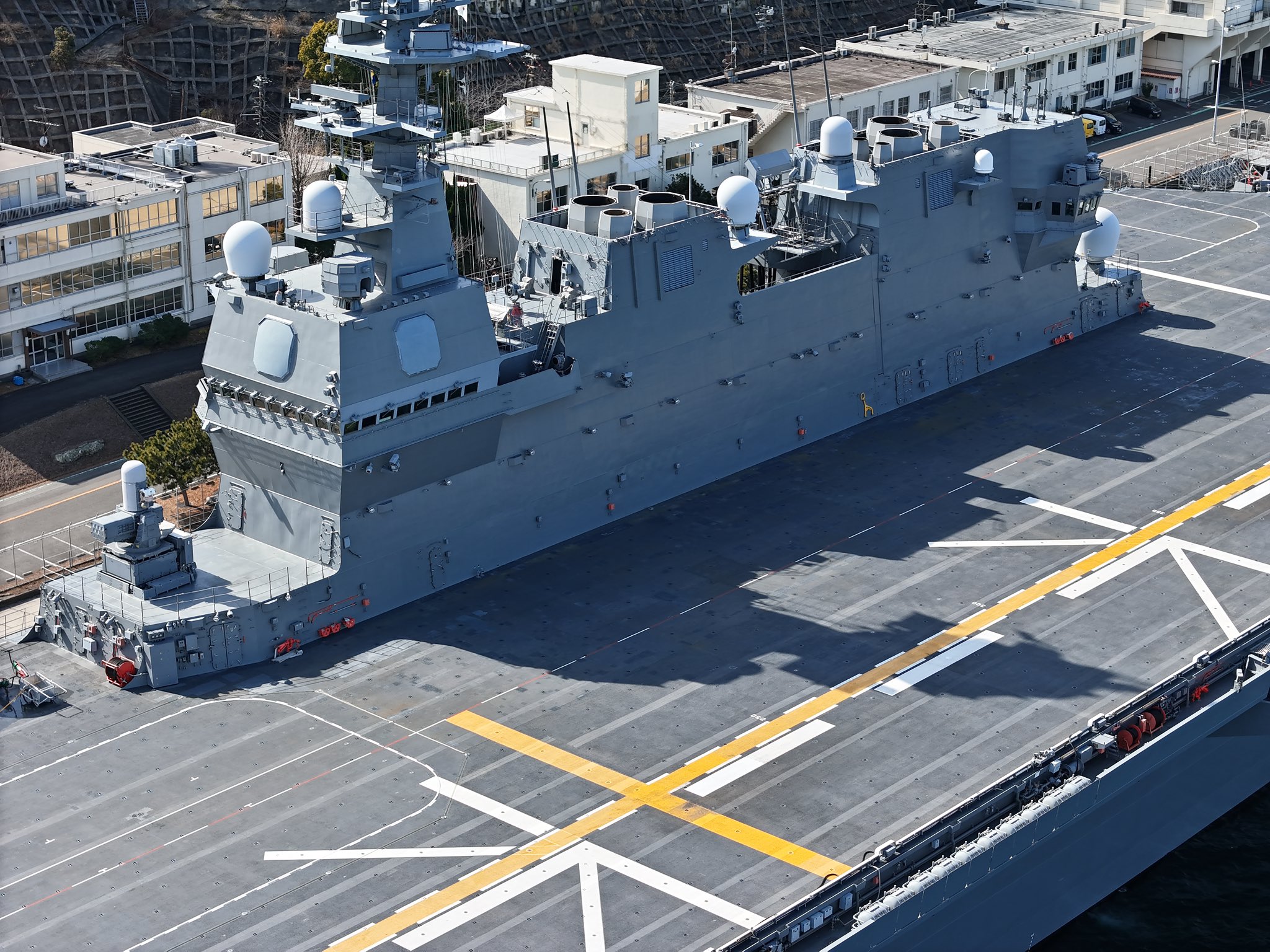 圖為大陸無人機愛好者拍攝的高清日本防衛隊「出雲號」護衛艦。圖／取自「這是我小號4@Xiao_Hao_4」 X