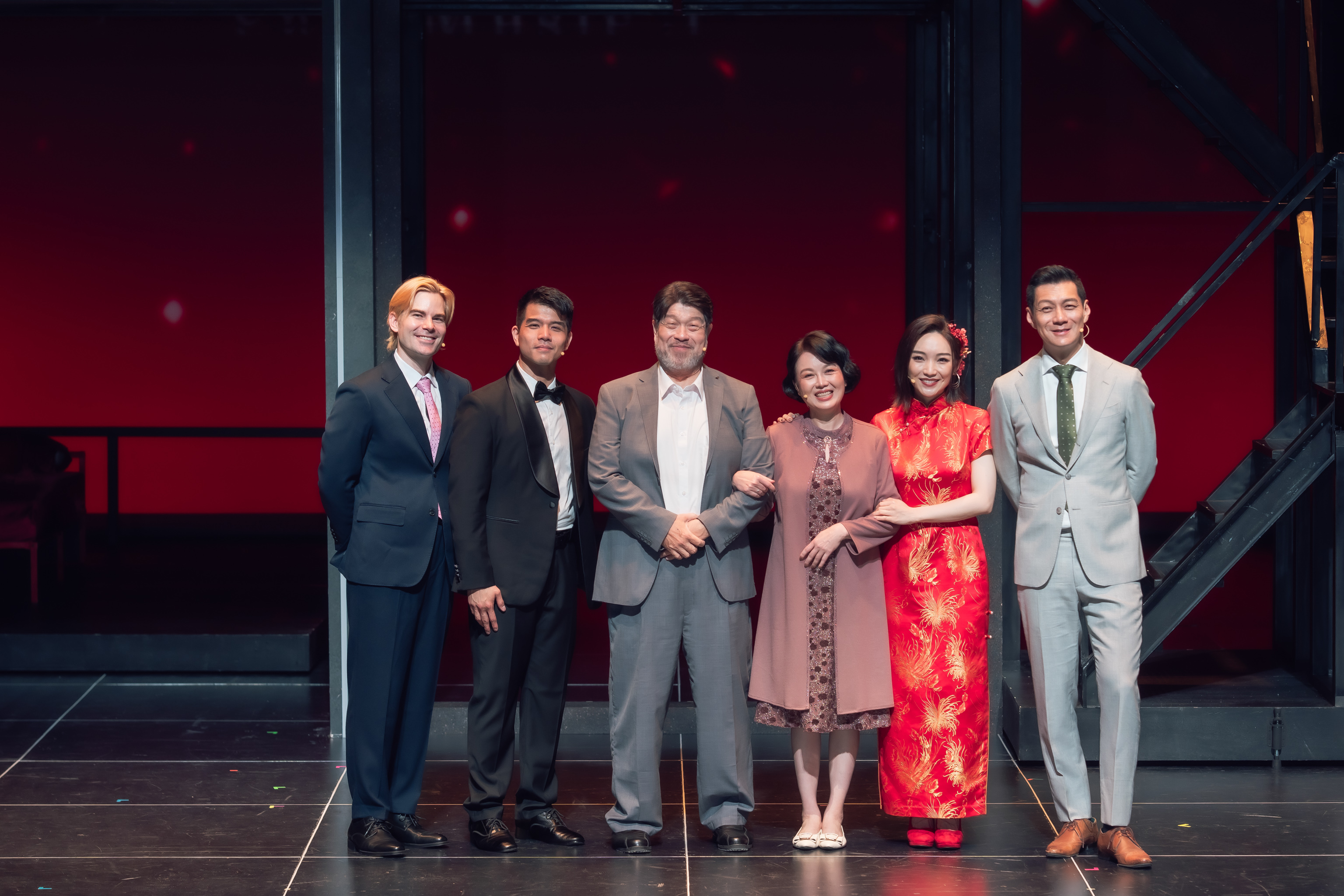 《囍宴》由（左起）百老匯演員麥特·辛格勒德克（Matt Shingledecker）、梁厚泰（Telly Leung）、羅北安、苗可麗、閻奕格、聶雲演出。圖/華文音樂劇股份有限公司提供