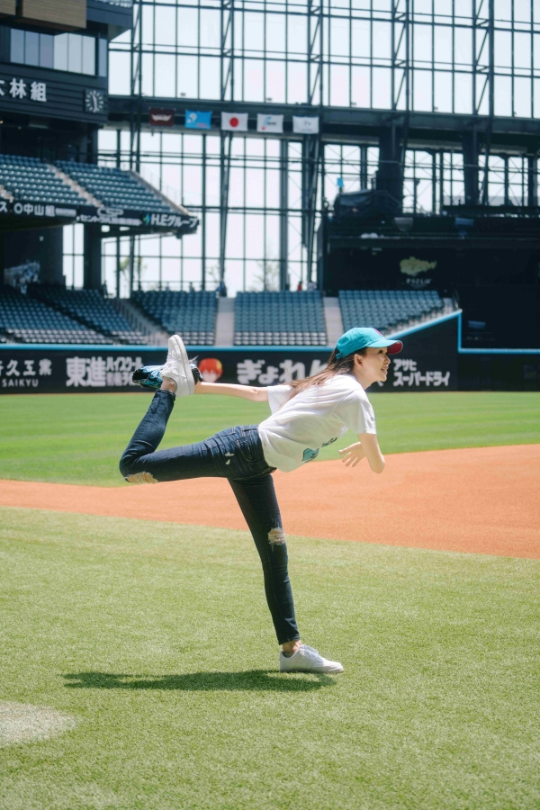 林志玲大約一個月前開學習正確的投球姿勢。今日上場前，她透露：「既緊張又興奮。」圖/林志玲工作室提供